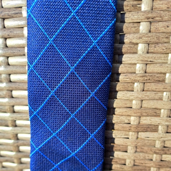Tommy Hilfiger 100% Silk Mens Tie Blue Diamond Check Geometric Pattern NWOT - Picture 4 of 4